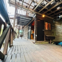 広々としたウッドデッキ